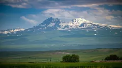 V Arménii je místo, kde auta sama vyjíždějí do kopce: vědci se o tom dodnes přou