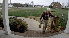 78letý muž rozvážel jídlo z nouze – vybrali pro něj milion dolarů, aby mohl odejít do důchodu